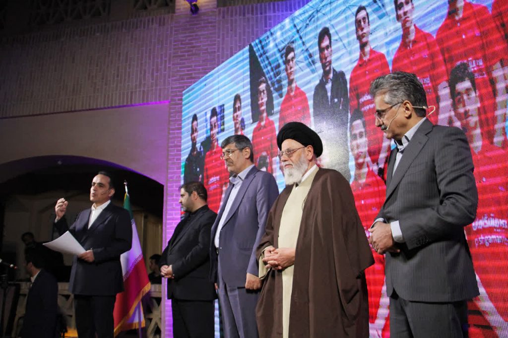 بزرگداشت دکتر رضائی‌نژاد بنیان‌گذار گروه تعاونی پیشگامان در رویداد «هفت سرو»