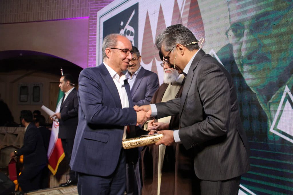 بزرگداشت دکتر رضائی‌نژاد بنیان‌گذار گروه تعاونی پیشگامان در رویداد «هفت سرو»