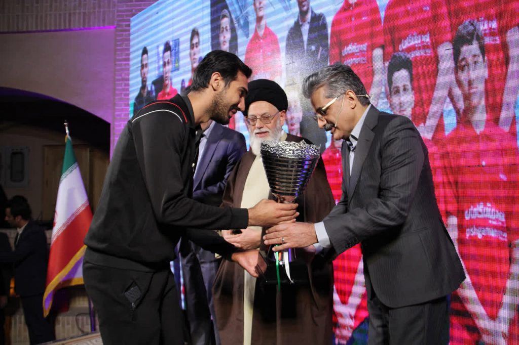 بزرگداشت دکتر رضائی‌نژاد بنیان‌گذار گروه تعاونی پیشگامان در رویداد «هفت سرو»