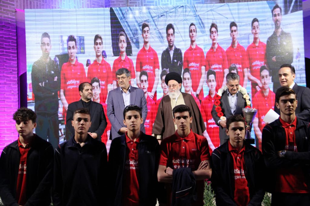 بزرگداشت دکتر رضائی‌نژاد بنیان‌گذار گروه تعاونی پیشگامان در رویداد «هفت سرو»