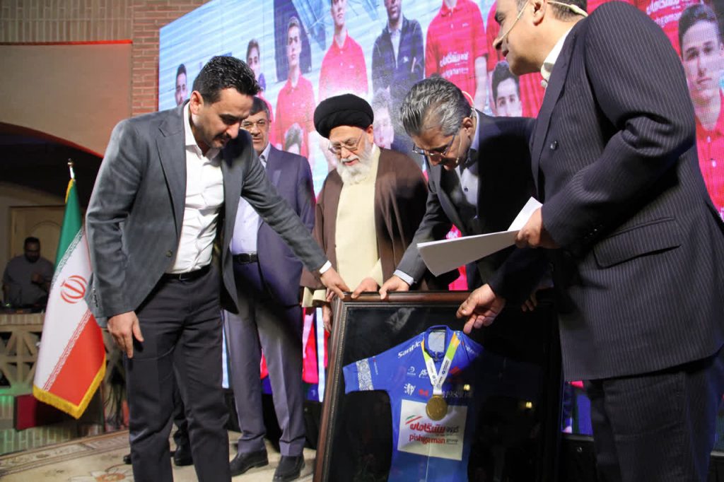 بزرگداشت دکتر رضائی‌نژاد بنیان‌گذار گروه تعاونی پیشگامان در رویداد «هفت سرو»