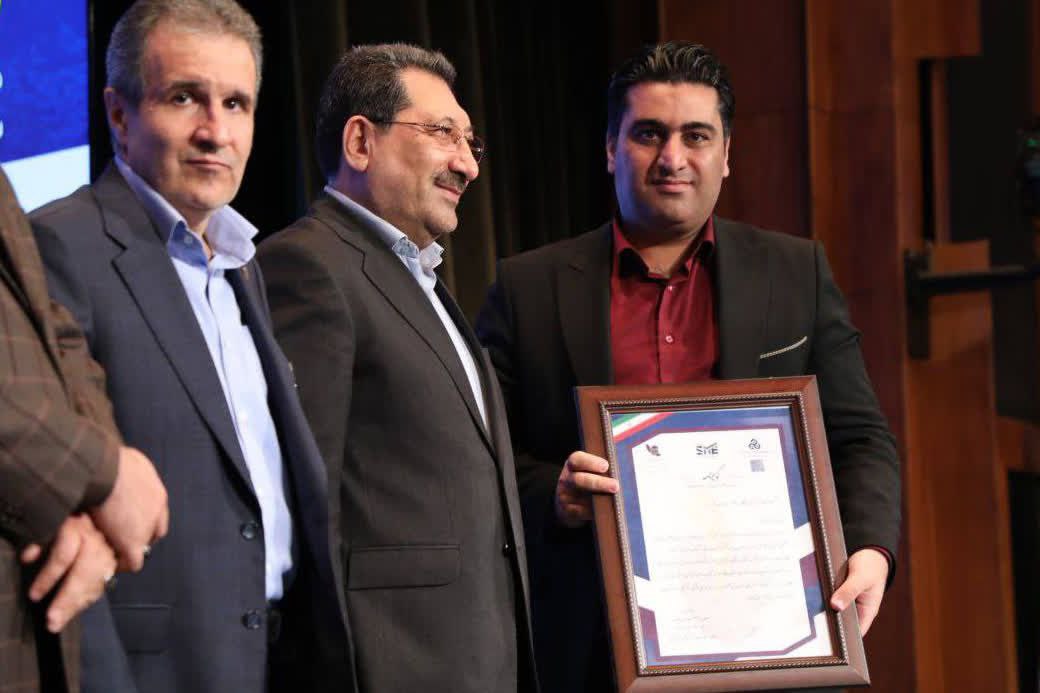 تقدیر از شرکت‌تعاونی تولیدی پیشگامان عصر ارتباطات در همایش ملی SME100
