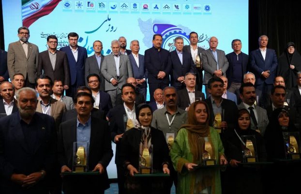 پیشگامان عصر ارتباطات موفق به کسب تندیس زرین روز ملی صنعت و معدن شد