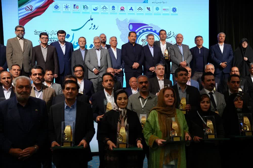 پیشگامان عصر ارتباطات موفق به کسب تندیس زرین روز ملی صنعت و معدن شد